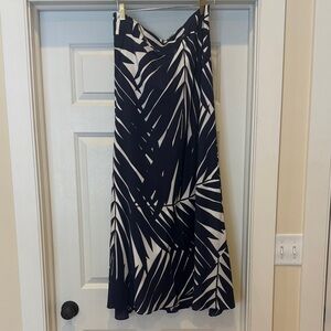 Banana Republic size 12 Navy and White Leaf Print Silk Maxi Skirt